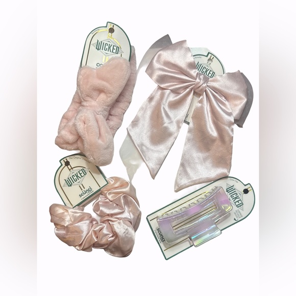 scunci Accessories - Scunci Wicked Blush Hair Accessories Set
4 Piece Set
New with Tags